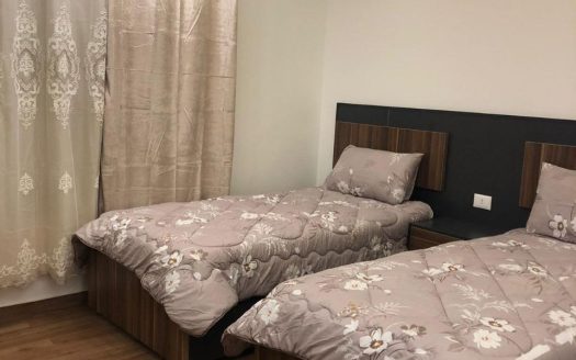 شقة للايجار مفروشة بالقرب من جامعة البتراء