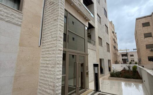 شقة فارغة في حي ام زويتنية بالقرب من مسجد الجبران